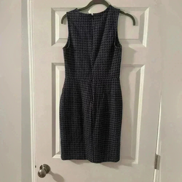Banana Republic | Blue and Grey Houndstooth Patterned Sheath Dress | Size 4 - Picture 2 of 5